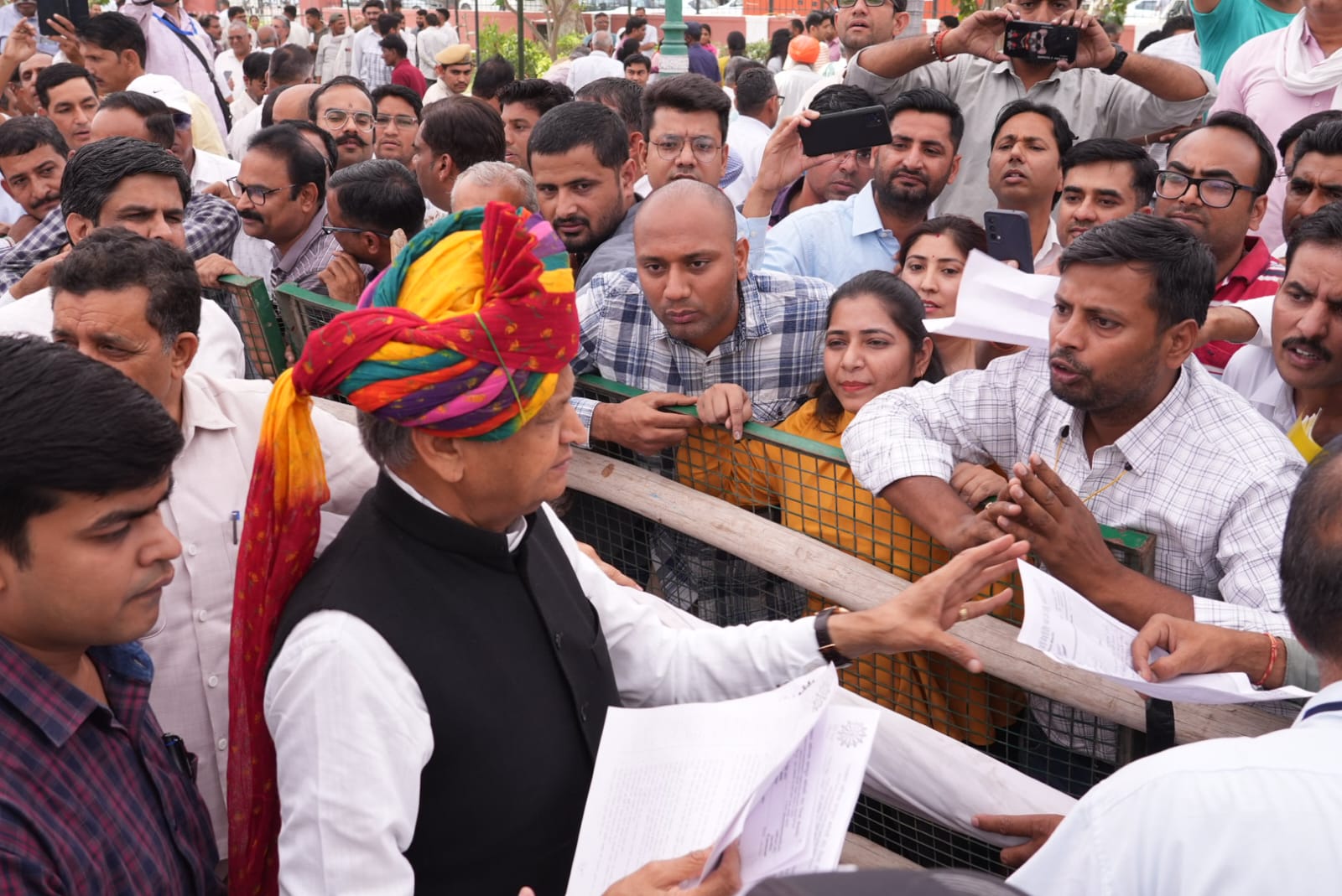 मुख्यमंत्री ने सुनी आमजन की समस्याएंदो दिवसीय दौरे के पश्चात हुए रवाना