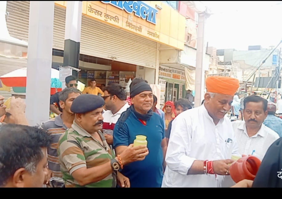 टीम सावधान इंडिया द्वारा सीतल जल सेवा में विधायक जैठानंद व्यास ने सेवा दी