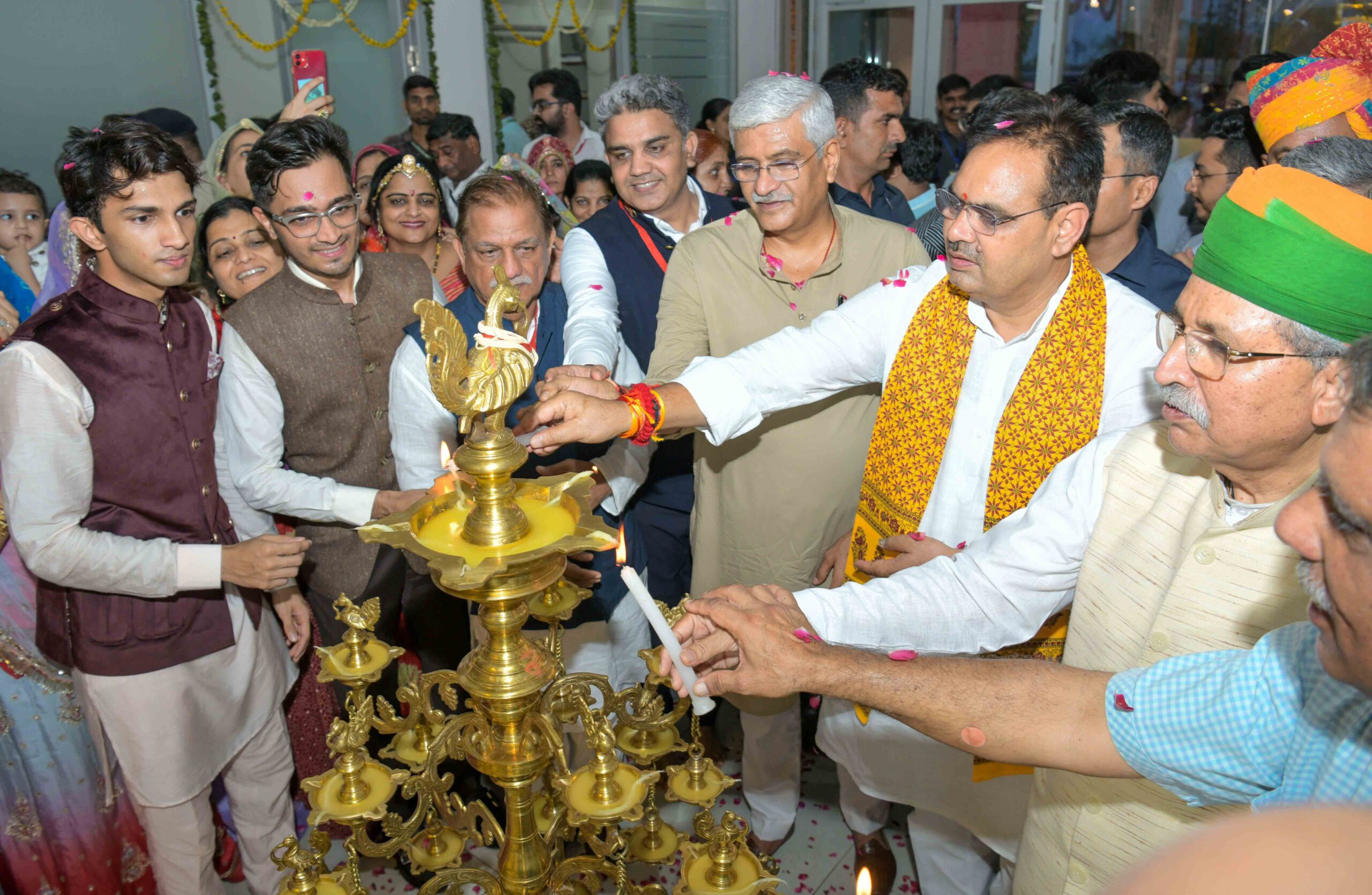 संत श्री दुलाराम कुलरिया प्राथमिक चिकित्सा केन्द्र का मुख्यमंत्री ने किया उद्घाटन पिता की स्मृति में नर सेवा नारायण सेवा का कार्य हजारों मरीजों के लिए बनेगा वरदानः सीएम भजनलाल शर्मा भंवर, नरसी, पूनम, जगदीश व जनक कुलरिया ने किया स्वागत