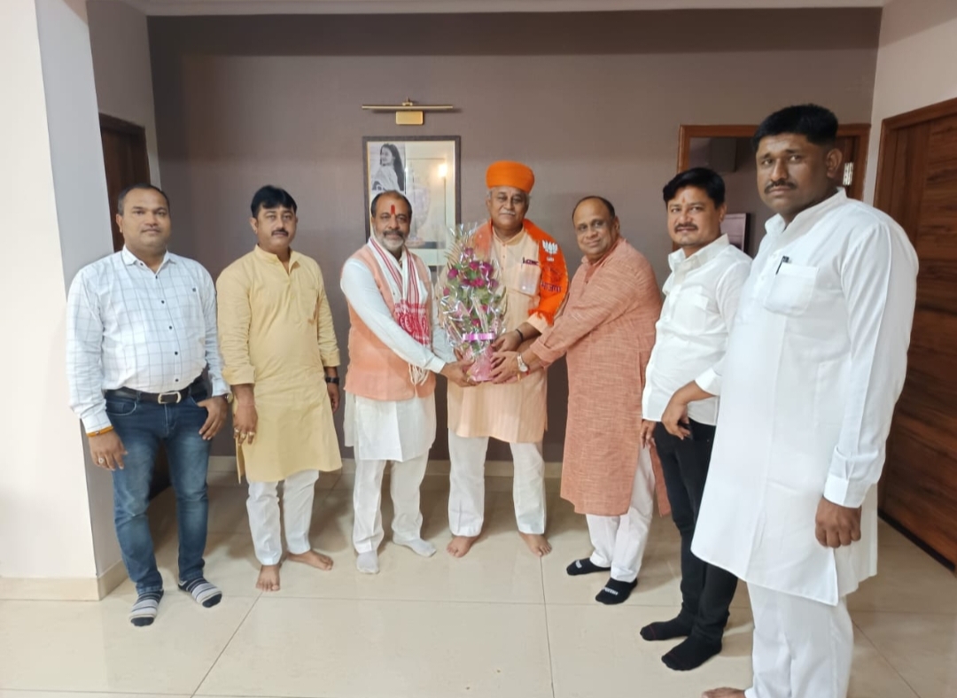 बीकानेर शहरी विकास प्राधिकरण बनाने पर भाजपा जिला पदाधिकारियों ने केबिनेट मंत्री सुमित गोदारा पश्चिम विधायक जैठानंद व्यास से जयपुर आवास पर मिलकर आभार जताया और बधाई दी