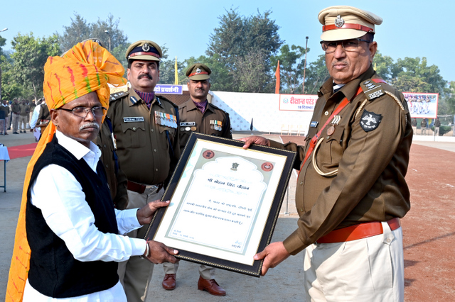 जयपुर में मोहन सिंह नाल कम्पनी कमांडर बीकानेर को राष्ट्रपति द्वारा नागरिक सुरक्षा पदक से सम्मानित किया केबिनेट मंत्री द्वारा मोहनसिंह नाल को राष्ट्रपति ने नागरिक सुरक्षा सेवा पदक से नवाजा।